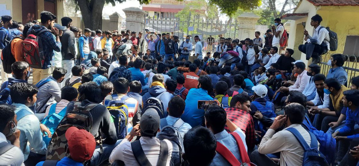 Dwivedi_AUSU's tweet photo. जिस तौर से चाहोगे उस तौर से बोलूँगा! 
#AuDontTourchureStudents @UoA_Official https://t.co/ZwUThxJZPp