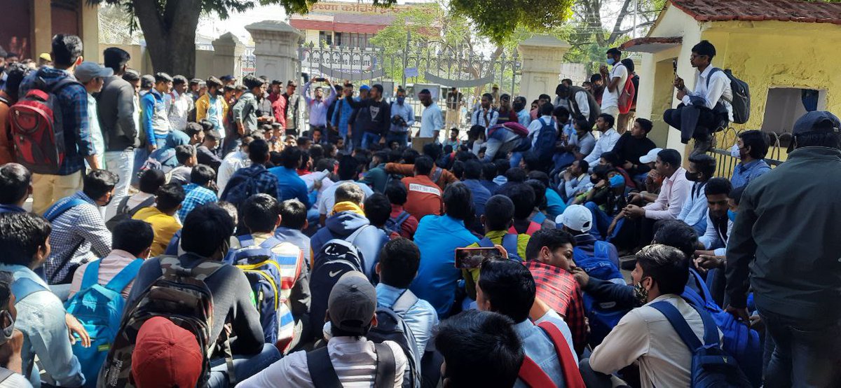 Dwivedi_AUSU's tweet photo. जिस तौर से चाहोगे उस तौर से बोलूँगा! 
#AuDontTourchureStudents @UoA_Official https://t.co/ZwUThxJZPp