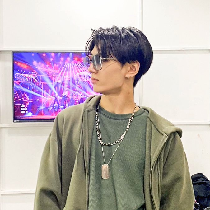 starfess's tweet photo. -base 
S u g a                                    J a y
"......"                                "ngapa bang?"  https://t.co/xEnednuyvw
