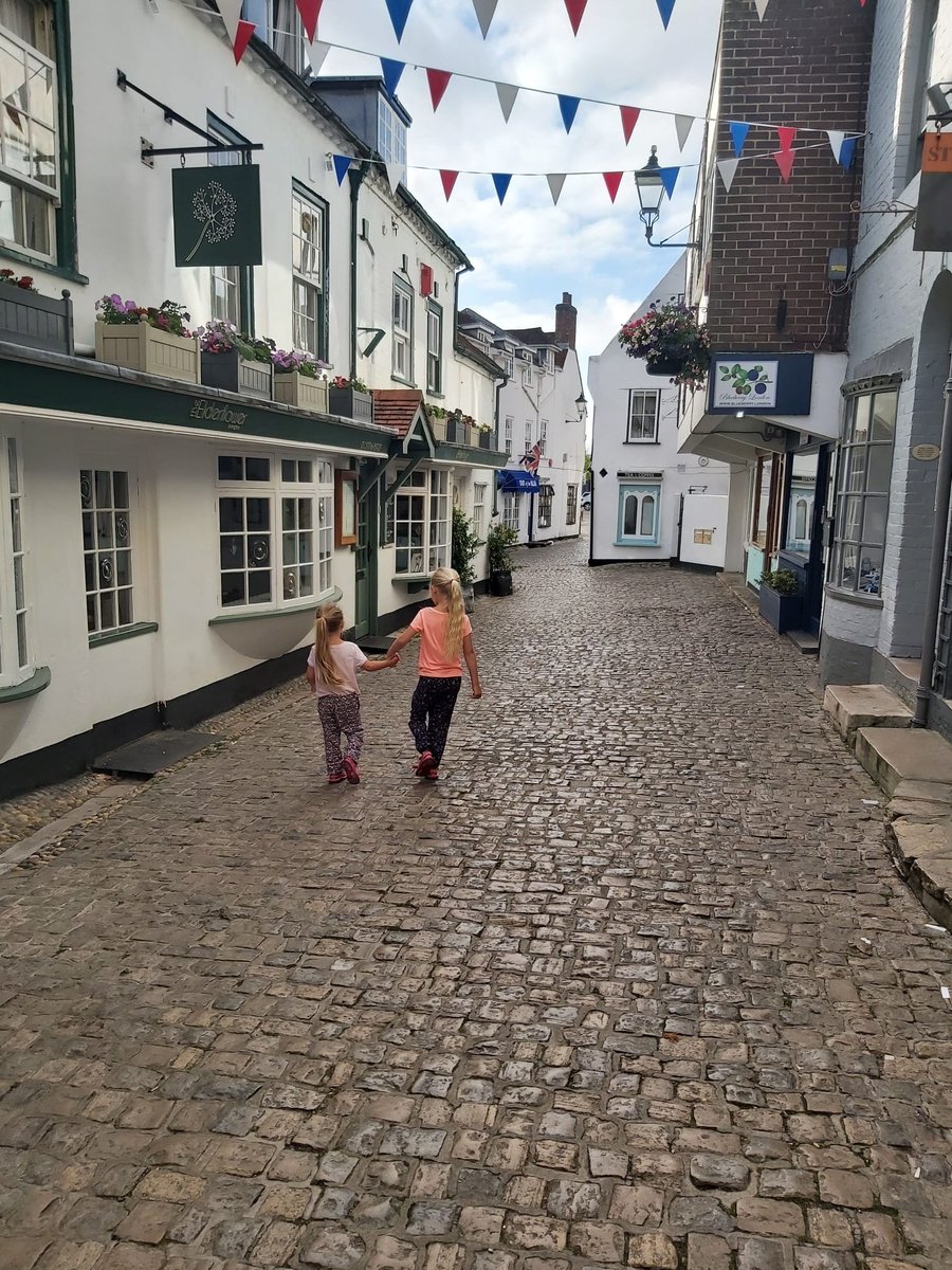 __Daddy__Pig__'s tweet photo. @HoganSOG Beautiful photo but I live in Lymington and this is not Lymington. However there is a lovely cobbled street down to the quay here https://t.co/KMSmAZ0O6G