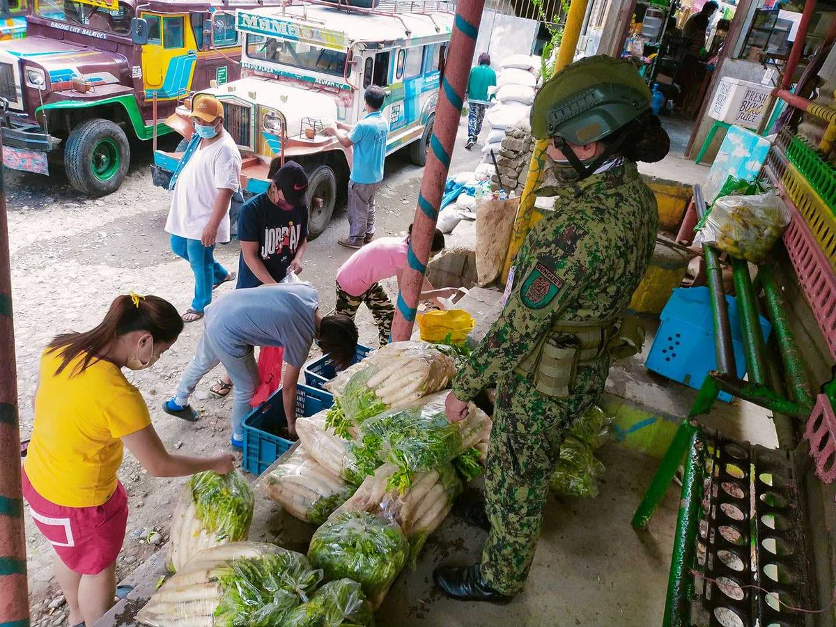 PNPCordillera's tweet photo. While doing mobile patrol, police officers of 2nd Benguet PMFC have distributed free vegetables to the residents of Acupan in Itogon, Benguet and South Drive in Baguio City.

Read: https://t.co/HHRdlZW4VO https://t.co/HSLJ5YqGPp