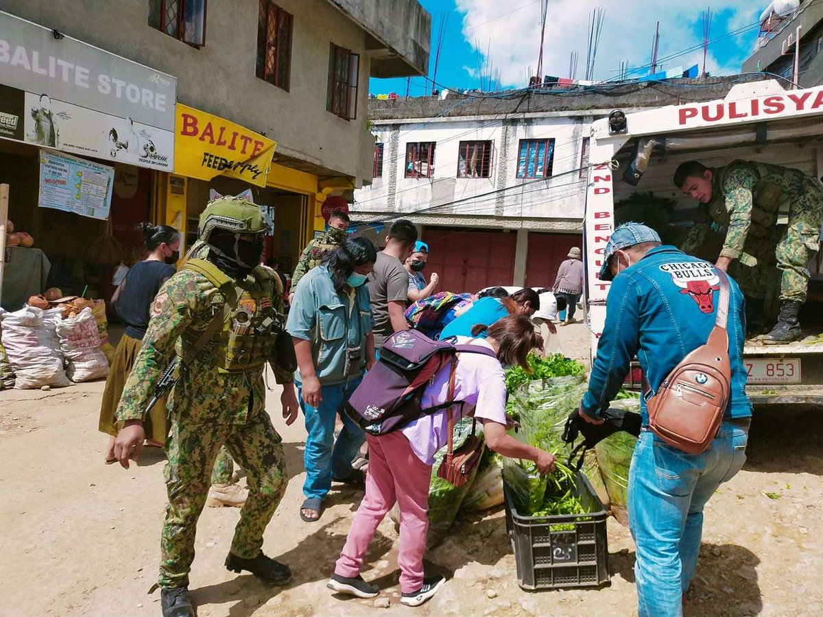 PNPCordillera's tweet photo. While doing mobile patrol, police officers of 2nd Benguet PMFC have distributed free vegetables to the residents of Acupan in Itogon, Benguet and South Drive in Baguio City.

Read: https://t.co/HHRdlZW4VO https://t.co/HSLJ5YqGPp
