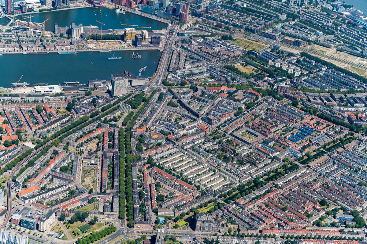 Zuid is mooi. En al helemaal vanuit de lucht. Daarom is het vandaag #vogelvluchtvrijdag met elke week een luchtfoto van Zuid van fotograaf Paul Martens op de social media van NPRZ. Dit keer: Bloemhof en Adrikaanderwijk