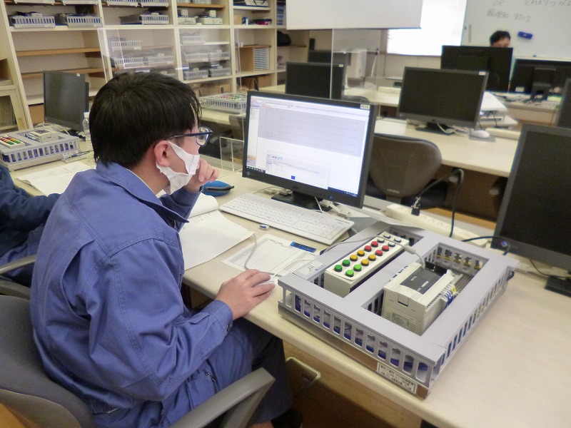 nagagisen's tweet photo. 電気工事科では、シーケンス制御実習を開始しました。PLC(プログラマブルコントローラー)にGX-Works2のプログラミングツールを使用して制御回路を書き込み、動作を確認します。基本プログラムの作成方法を習得しています。
#電気工事 #PLC #シーケンス制御 #バイナス #BYNAS https://t.co/figwApcAzg