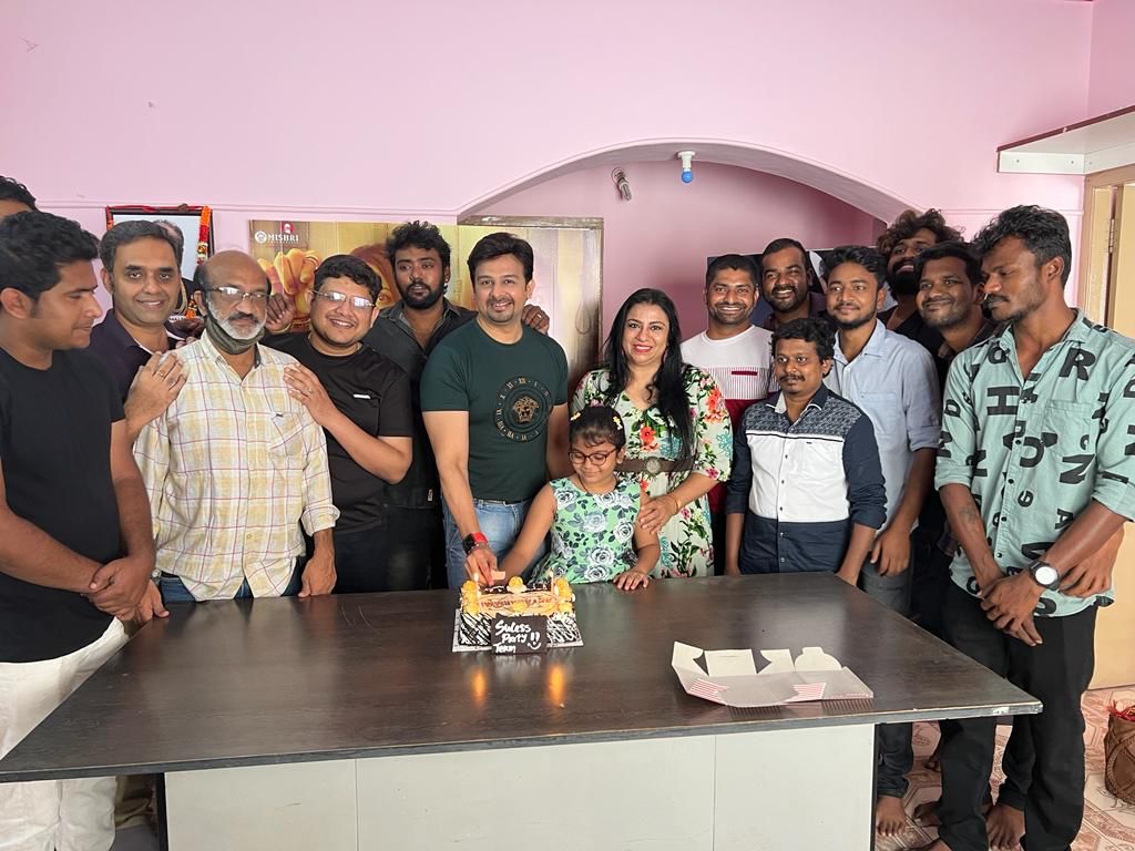 kayaldevaraj's tweet photo. #Astakarmma Team Celebrated their Success
#MIshriEnterprises @cskishan @Vijay_Tamill @ImNandiniRai @sshritha9 @iam_LVM @LVMUTHUGANESH @teamaimpr https://t.co/yhaKionkxc