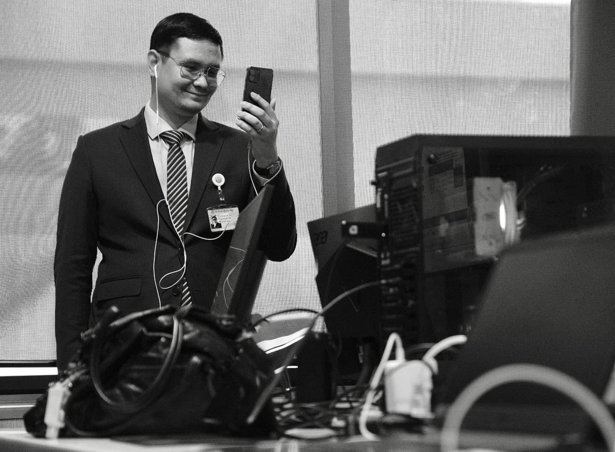 The Iast important call. 
คุยกับแหล่งข่าวคนสำคัญครั้งสุดท้าย ก่อนอภิปราย 
พบกันเวลาประมาณ 15.40 น ครับ 
.
#ประชุมสภา #อภิปรายทั่วไป