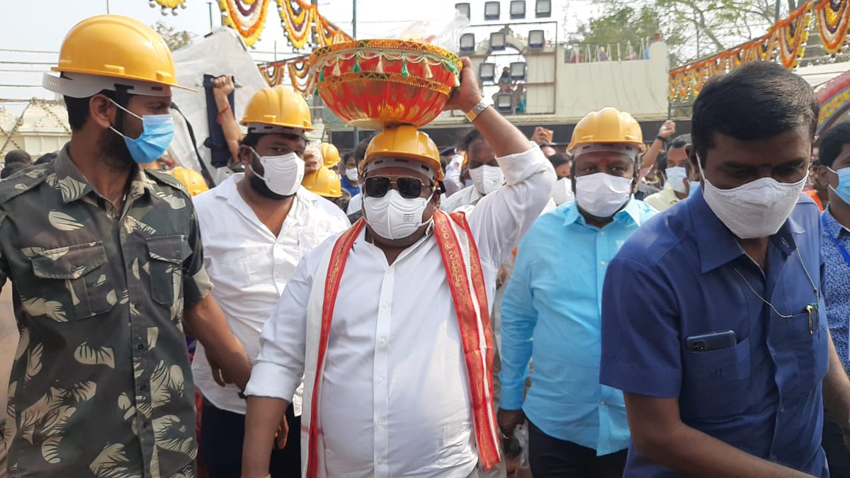 GangulaBRS's tweet photo. మేడారంలో గద్దెలపై కొలువుదీరిన సమ్మక్క సారలమ్మలను నేడు కుటుంబ సమేతంగా దర్శించుకుని, నా నిలువెత్తు బంగారాన్ని అమ్మలకు నైవేద్యంగా సమర్పించి మొక్కులు చెల్లించుకోవడం జరిగింది.

రాష్ట్ర ప్రజలపై, సీఎం కేసీఆర్ గారిపై నిరంతరం అమ్మవార్ల దీవెనలు ఉండాలని ప్రత్యేక పూజలు నిర్వహించడం జరిగింది. https://t.co/TmbnB0jiln