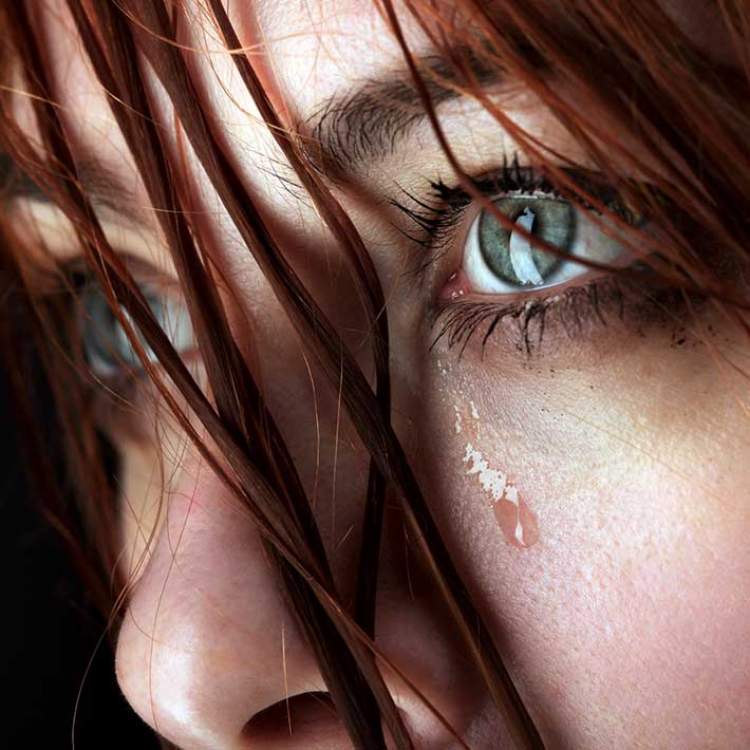Слёзы на щеках. Девушка с потекшей тушью. Слезы фото. Невольные слезы. Плачущие глаза.