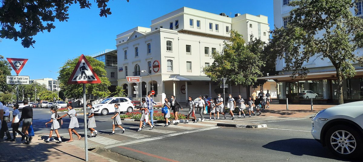 GuerreraCasas's tweet photo. Meanwhile in Stellenbosch, where pedestrian crossings seem to mean something 🤔 #walk2school #streetsforpeople #pedestriansfirst #stellenbosch #walking https://t.co/MYI7zTctaQ