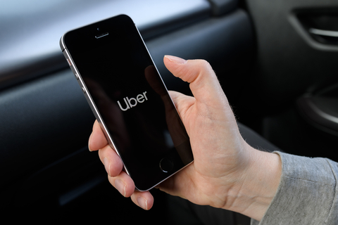 BVIKnl's tweet photo. "Rechter: chauffeurs Uber in loondienst" Uber chauffeurs zijn werknemers en vallen daarmee onder de Taxi-cao. Iedere chauffeur die met de taxi-App van Uber werkt, is afhankelijk van de werkwijze die Uber aan hen oplegt. Lees... https://t.co/BcjA5Podku #BVIKnl https://t.co/dWQiAy0Mi7