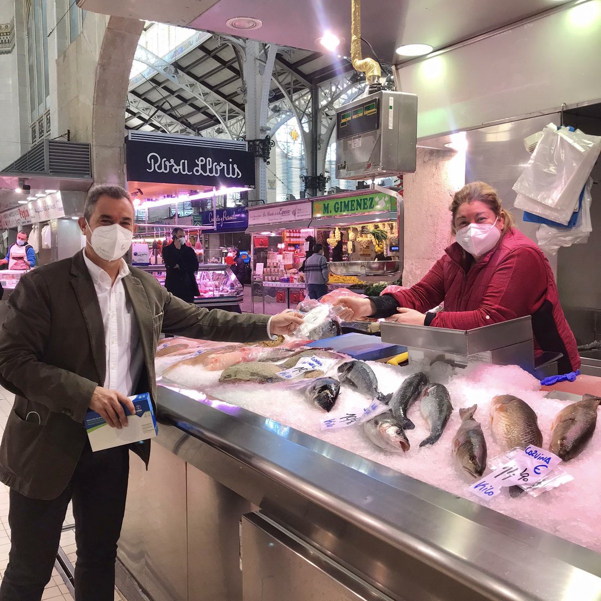 ✅⭕️ Gracias <a href="/emo_eo/">EMO</a> por donar un lote de mascarillas FFP2 para todos los trabajadores del Mercado Central, de la mano de la Unión de Consumidores de la Comunidad Valenciana. Con esta donación, EMO refuerza la seguridad en un espacio de gran afluencia como es el Mercado Central.