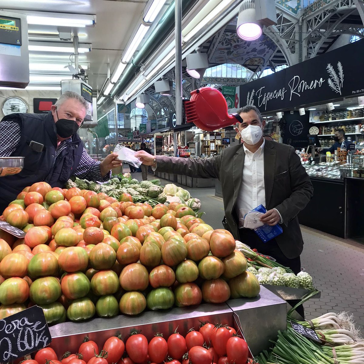 MCentralVlc's tweet photo. ✅⭕️ Gracias @emo_eo por donar un lote de mascarillas FFP2 para todos los trabajadores del Mercado Central, de la mano de la Unión de Consumidores de la Comunidad Valenciana. Con esta donación, EMO refuerza la seguridad en un espacio de gran afluencia como es el Mercado Central. https://t.co/9mvsp5vJd7
