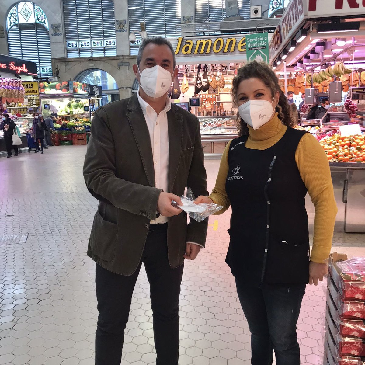 MCentralVlc's tweet photo. ✅⭕️ Gracias @emo_eo por donar un lote de mascarillas FFP2 para todos los trabajadores del Mercado Central, de la mano de la Unión de Consumidores de la Comunidad Valenciana. Con esta donación, EMO refuerza la seguridad en un espacio de gran afluencia como es el Mercado Central. https://t.co/9mvsp5vJd7