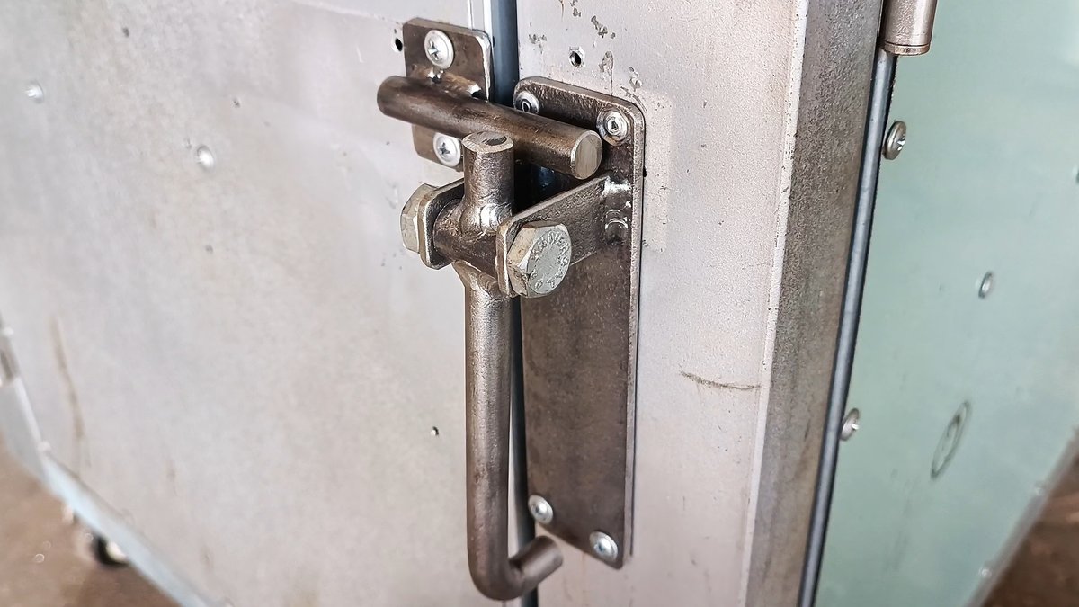 Как сделать защелку. Засов sb0101s. Самозахлопывающаяся щеколда. Засов гаражный зщ 065 цинк. Как сделать защелку.