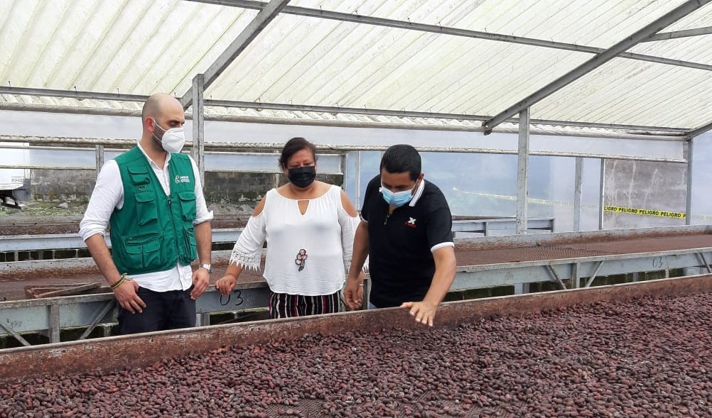 ayudaenaccion's tweet photo. Ayer @ja_calle, director de @AEXCID_, visitó el proyecto que hemos llevado a cabo con su financiación en la provincia de Cotopaxi (Ecuador) con @INFOFEPP.
Gran momento para mostrar cómo mujeres y jóvenes han participado en cadenas productivas liderando iniciativas sostenibles. https://t.co/k0hkLW4yRK