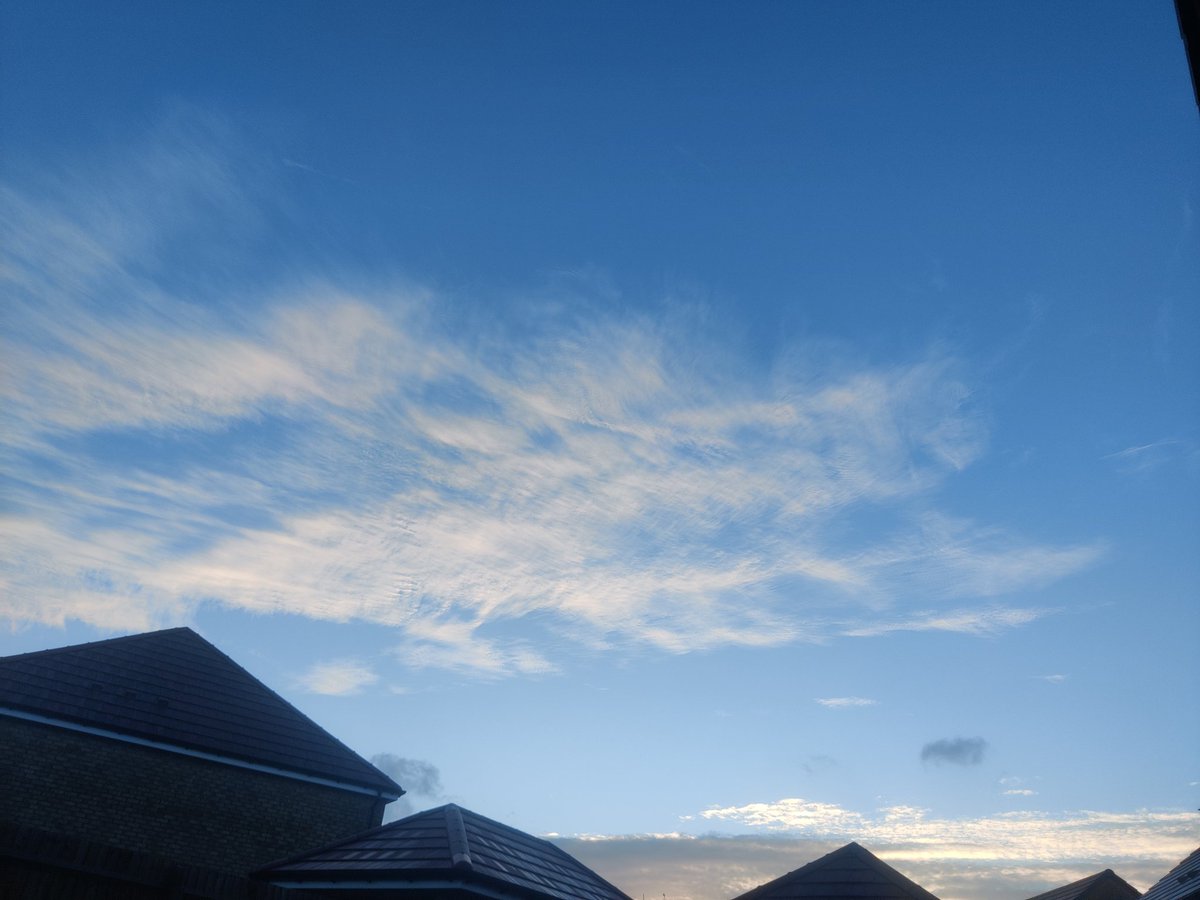 LedburyOrg's tweet photo. Beautiful and clear morning sky as #StormEunice passes here in Ledbury, England. https://t.co/0z4EM3v7Ly