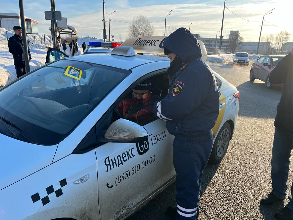 Госавтоинспекцией Казани совместно с Управлением по вопросам миграции проведены массовые проверки автобусов и такси https://16.мвд.рф/news/item/28602839/