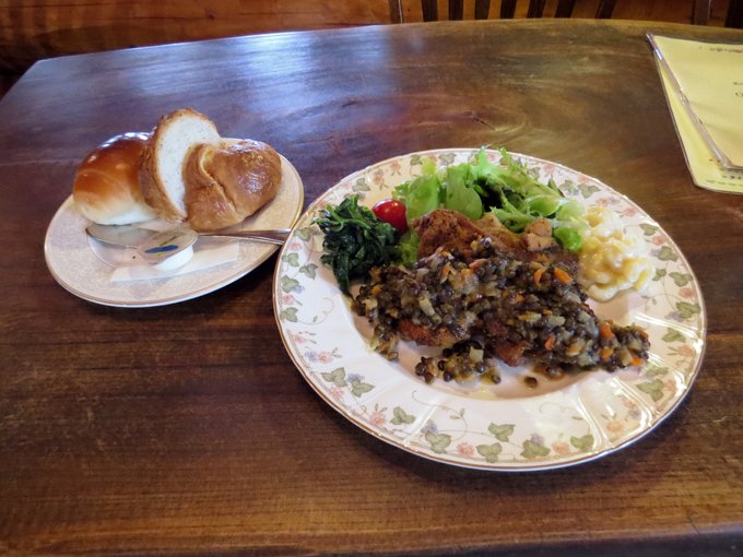 ランチメニューから鶏肉のコンフィ(レンズ豆のソース)セットを頂きます。
美味しゅうございました。😋 