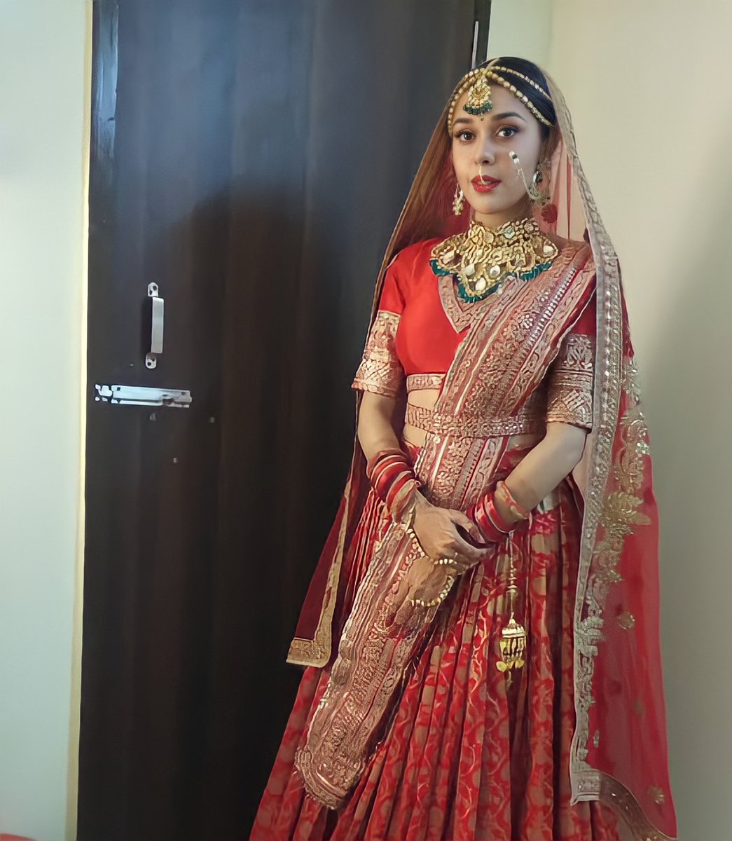 Sabki baratein aayi doli tu bhi lana
Dulhan bana ke humko raja ii le jana
Sabki baratein aayin..🙈❤

❤💫Engagement   to wedding ❤
#SirfTum #RuHaani