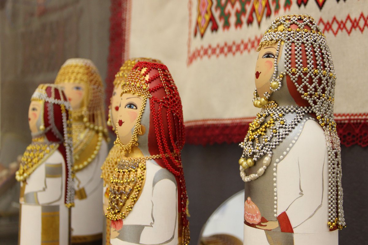 #Музейвкаждыйдом
Декоративные украшения, салфетки, воротники, фенечки, колье, пояса, даже головные уборы — всё это можно сделать своими руками из бисера✨ Смотрите сюжет МРОКМ из цикла "Беседа с мастером": vk.com/mrokm?w=wall-8…
#МузейВоронина #КультураОнлайн