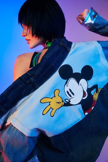 PravilaStilya's tweet photo. Зажигательная коллекция в стиле диско от #Disney и #Desigual! В главной роли Микки Маус в исполнении неподражаемого модельера Кристиана Лакруа ❤️ #МиккиМаус
#DesigualAndDisney #ChristianLacroix https://t.co/d9w7ycQOpR