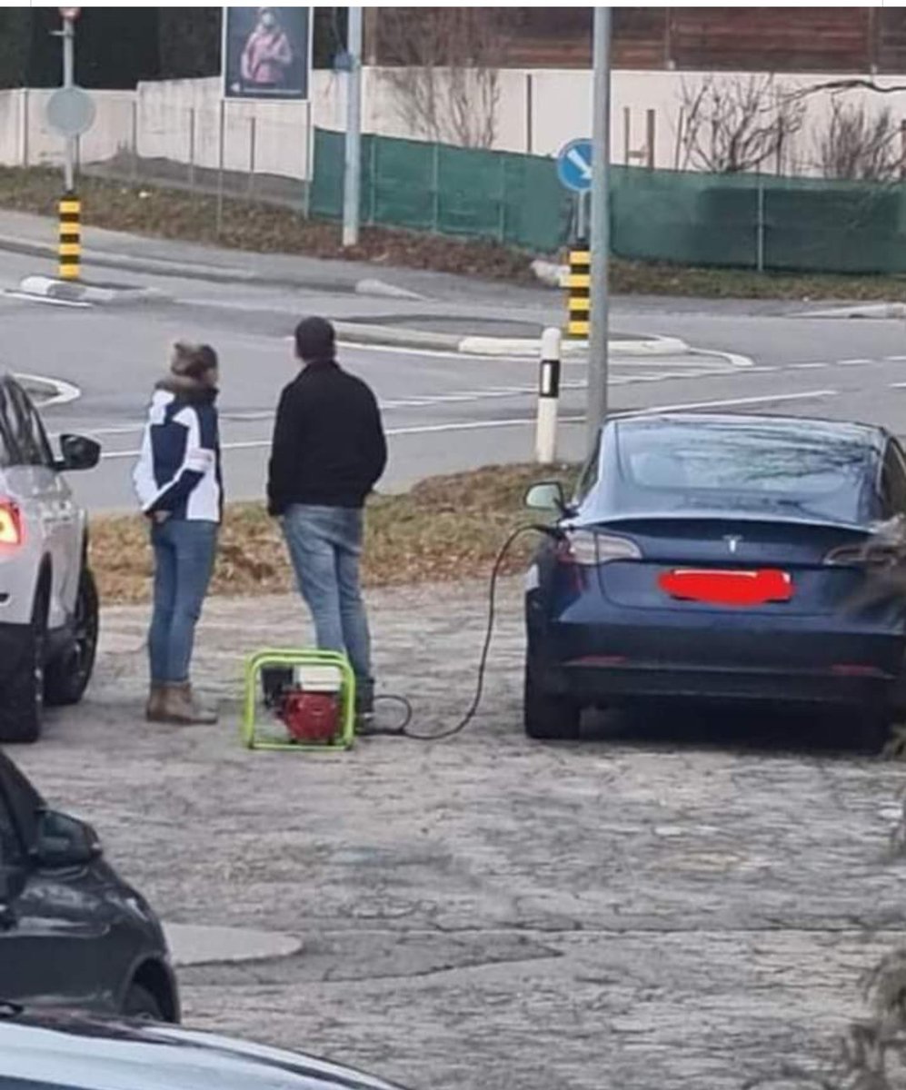 iuvinale_n's tweet photo. Il futuro dell'auto elettrica. https://t.co/vT9QW58EOe