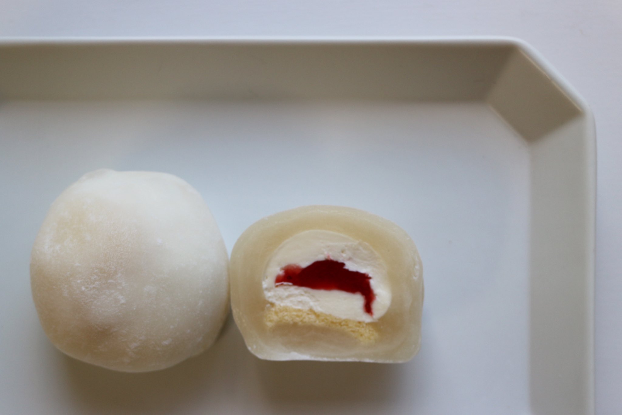 御菓子処 つくし 新商品 ショートケーキ大福 銅鍋で煮詰めた自家製いちごコンフィをバタークリームで包みスポンジと一緒に白あんと求肥もちで包んだ大福です つくしの新作大福を是非お試しください ショートケーキ大福 スイーツ大福 広島 呉 御菓子処 つくし 新商品 ショートケーキ大福 銅鍋で煮詰めた自家製いちごコンフィをバタークリームで包みスポンジと一緒に白あんと求肥もちで包んだ大福です つくしの新作大福を是非お試しください ショートケーキ大福 スイーツ大福 広島 呉