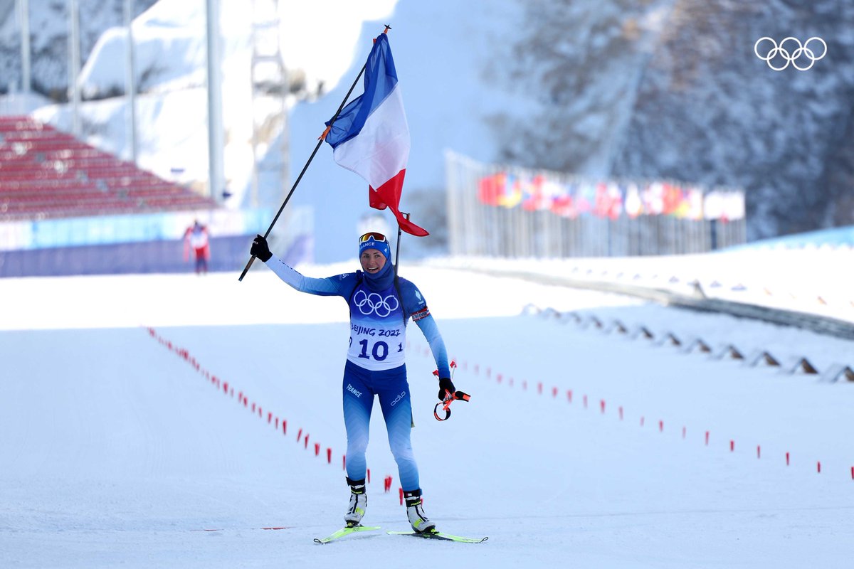 jeuxolympiques's tweet photo. Le sourire de Justine Braisaz-Bouchet est simplement sublime ! Cela fait plaisir à voir. 🤩 🇫🇷

@EquipeFRA I #Biathlon I #Beijing2022 https://t.co/i4hfVVG4LE
