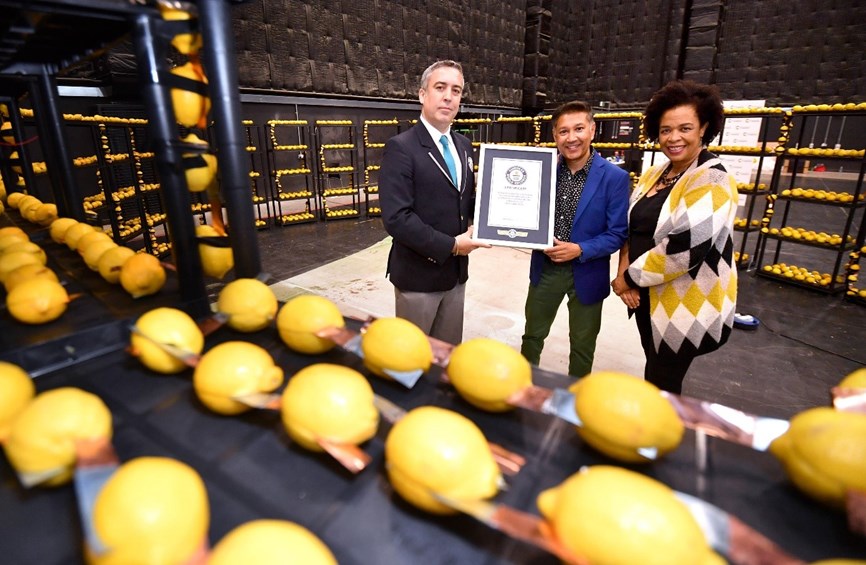 SaifulChemistry's tweet photo. #NationalBatteryDay Worth mentioning our @GWR world record by 'squeezing' the highest voltage from a fruit battery using 2,900 lemons with @RoySocChem &amp; @Frans_facts.

See video https://t.co/FMpiM7kzSz
Includes the importance of energy storage &amp; batteries to meet net zero targets https://t.co/FWX72AebCO