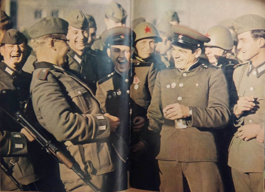 war_only's tweet image. Сегодня читаем ГДР-овский аналог журнала "Советский воин" - Armee Rundschau, где помимо пропаганды и прочей "дружбы народов" печатали еще и фото красивых девушек разной степени обнаженности, например...

war-only.com/fyur-dojche-zo…