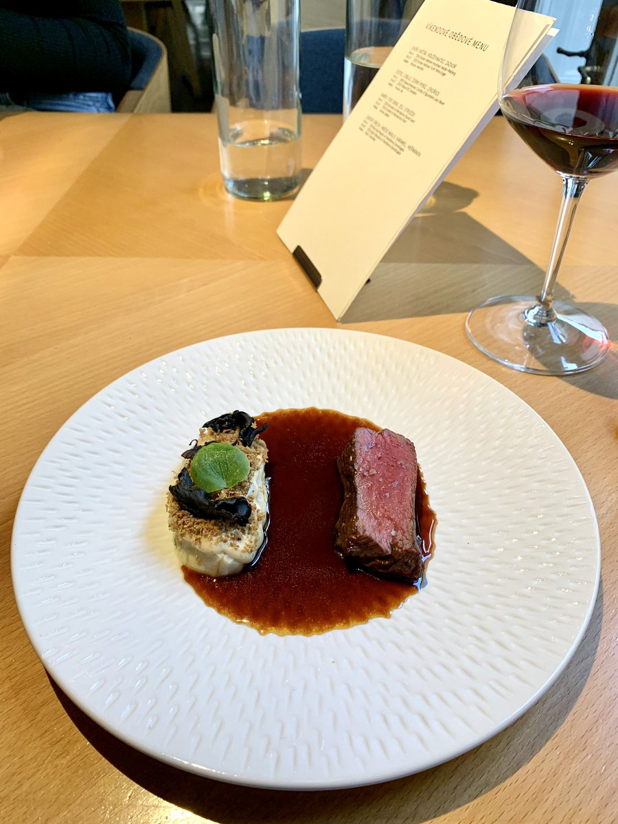 dojedeno's tweet photo. Finediningovo-fastfoodové třenice ponechme stranou. Field Radka Kašpárka drží vysokou laťku v jídle i obsluze a je radost tam zajít. Zvlášť v době obědů, kdy ve 3 nebo 4 chodech (so, ne) můžete ochutnat jídla z hlavního menu a neutratit celou výplatu. https://t.co/BVRJkqvEPg