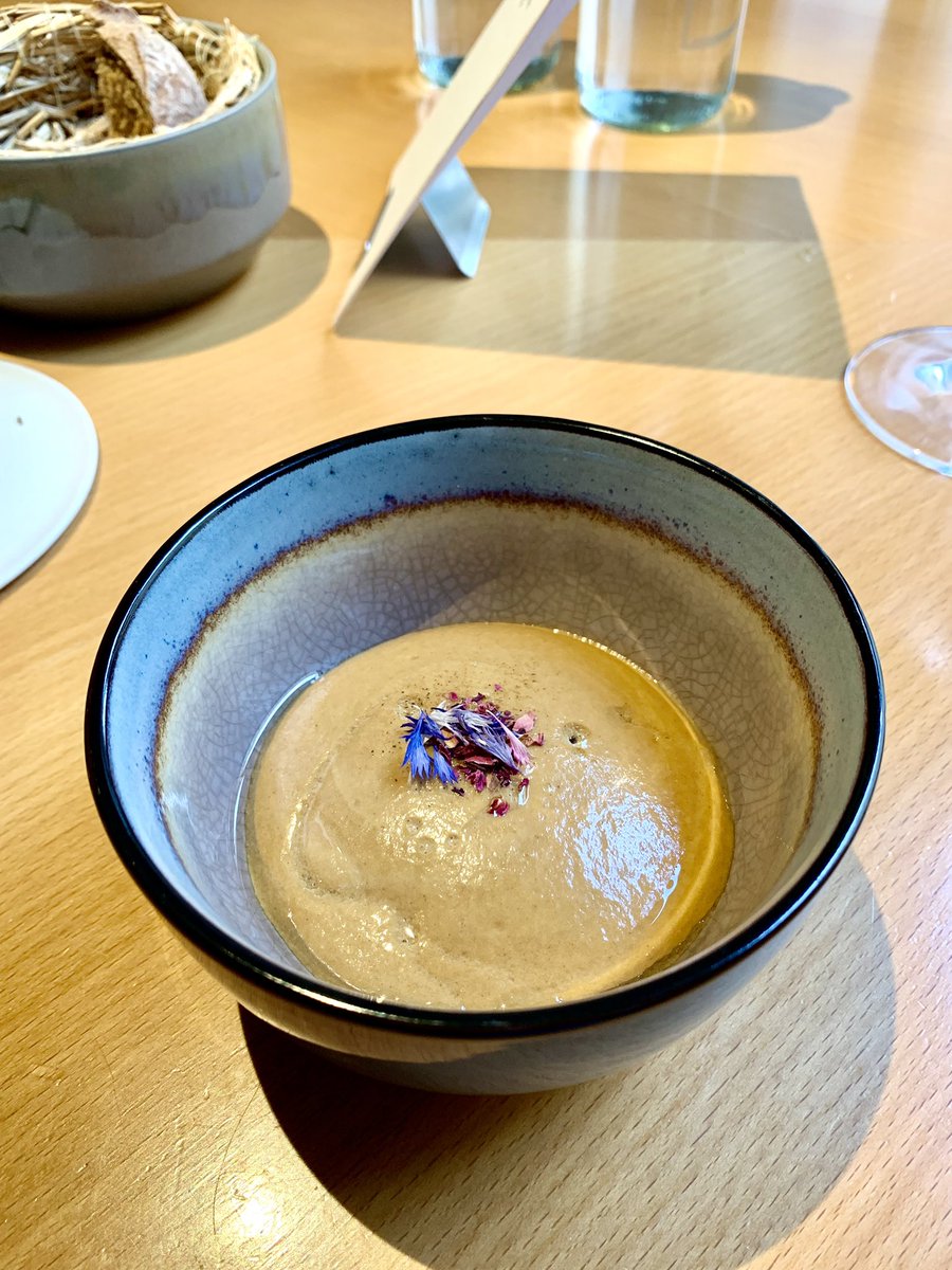 dojedeno's tweet photo. Finediningovo-fastfoodové třenice ponechme stranou. Field Radka Kašpárka drží vysokou laťku v jídle i obsluze a je radost tam zajít. Zvlášť v době obědů, kdy ve 3 nebo 4 chodech (so, ne) můžete ochutnat jídla z hlavního menu a neutratit celou výplatu. https://t.co/BVRJkqvEPg