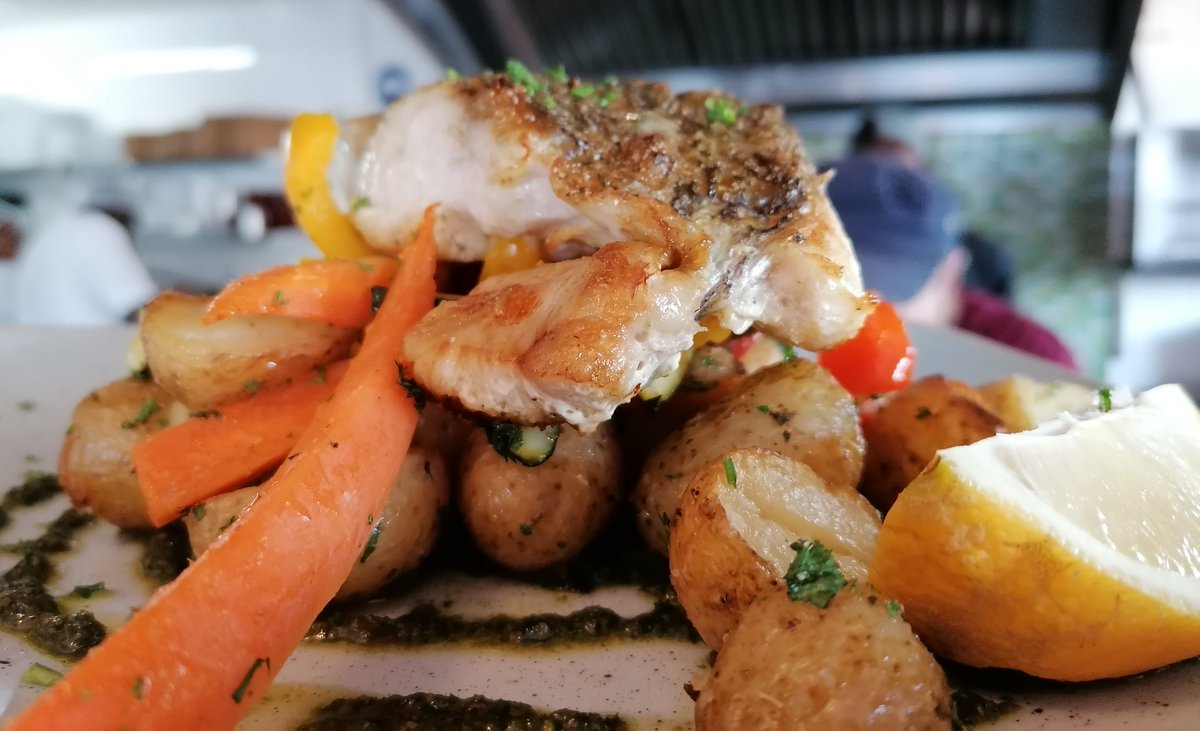 Thursday Weekly Special - 25% off all Seafood this evening from 5pm. Hake, prawns, mussels and more...

Call 021 786 1919 to book.
#SaveurRestaurant  #Simonstown #seafood #seafoodspecial #foodiesofcapetown