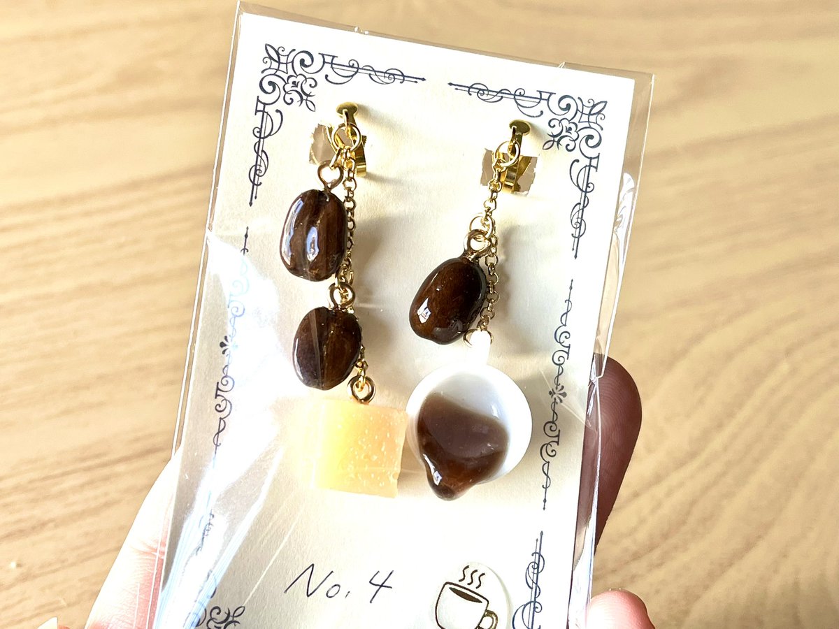 nassan1029's tweet photo. 【@tea_tirol】様よりプレゼント企画でお迎え致しました🥰
開けた瞬間フワッとコーヒーの香りが♡コーヒーの零れる感じとシュガーが可愛い😊✨その上、企画で頂いたのにマスクチャームまで付けてくださいました😭✨ メッセージも嬉しい！幸せが大渋滞です！
素敵な贈り物ありがとうございました！ https://t.co/M0NOLOIFBK