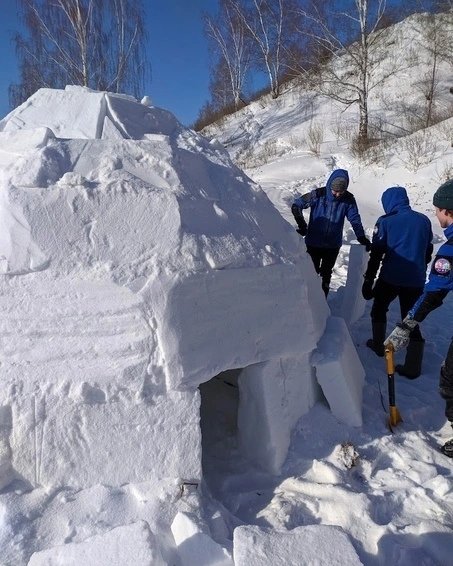 Прекрасные кадры от студенческого туристско-альпинистского клуба ТАКТ при ТУСУР.
Ребята строили иглу в рамках тренировки строительства снежных стен при подготовке ночёвок на высоте и отработывали восхождение по ледовому рельефу)

А грели их наши чудесне F2👌