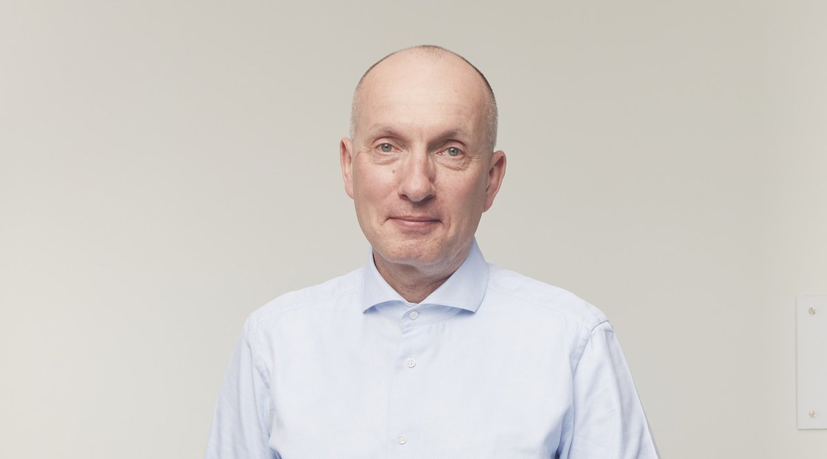 Når #Besserwisserne på <a href="/tv2newsdk/">TV 2 NEWS</a> fredag klokken 18.20 og 19.23 (og med genudsendelser lørdag), debatterer ugens vigtigste begivenheder i dansk politik, er det med en ny vært i front. Velkommen til <a href="/askrost/">Ask Rostrup</a> i værtsstolen blandt ugens politiske klogeåger. #dkmedier #dkpol