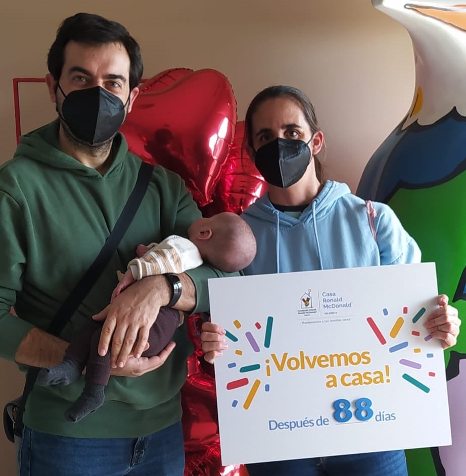 CasaRonaldVLC's tweet photo. Los papás de Alex han pasado 88 días en nuestra Casa siendo la "familia delfín" y esperando pacientes a que su peque saliera de @HospitalLaFe 
¡Hoy por fin, los tres juntos, empiezan su nueva vida en #Alicante!
¡Hasta siempre familia, que seáis muy felices! https://t.co/gUuHPar3xZ