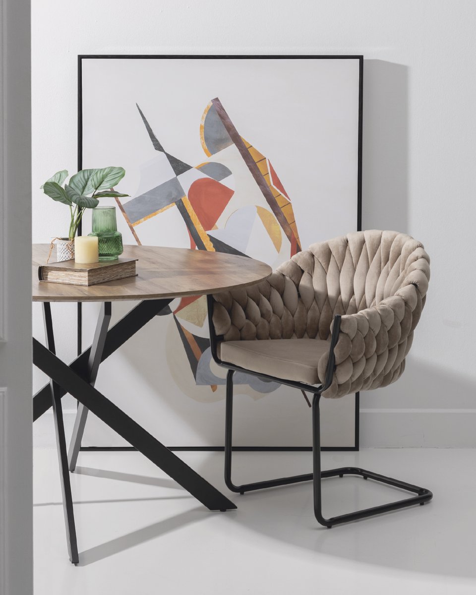 Sube de nivel el estilo de tu comedor con unas sillas de diseño atrevido, unos estampados elegidos para ti, combínalos para que tu salón sea único, puedes optar por muchos modelos y acabados para crear piezas espectaculares.

+ info en muebleslafabrica.com