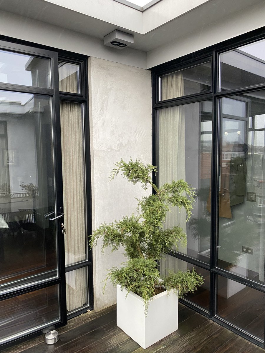 I live in a penthouse in Amsterdam two floors above all canal houses in the hood. 70m2 directly facing #StormEunice 😳 wish me luck