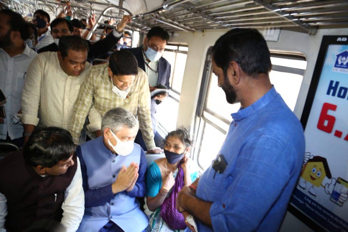 ECRlyHJP's tweet photo. Shri @AshwiniVaishnaw Hon'ble Union Minister of Railways interacted with  commuters, while traveling from Thane to Diva in a slow local in Mumbai. https://t.co/eRdXYGWgbB
