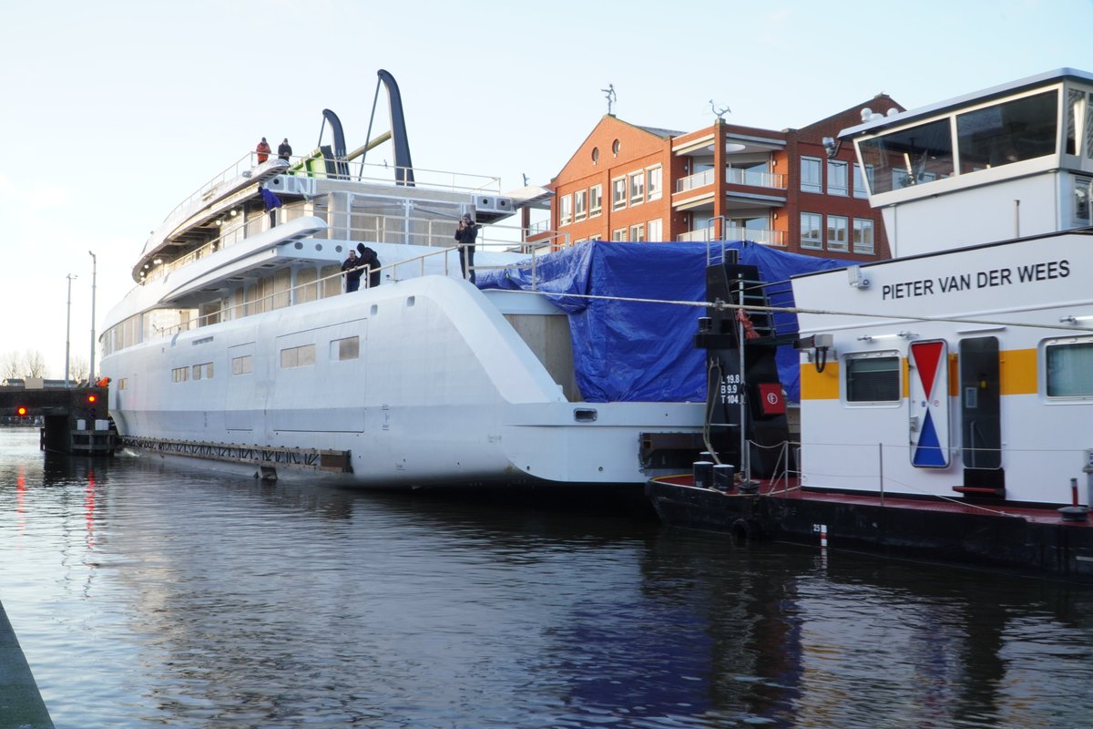 Dutchyachting's tweet photo. The transport of Project 710 took place nearly two weeks ago. The 84m/ 275’7” hull passed the bridges of Alphen aan den Rijn on Saturday the 5th and was pictured here by Gerard Stam.
#Project710 #Hull #Superyacht #Megayacht #YachtTransport #AlphenaandenRijn #GerardStam https://t.co/Tyax7QBfuJ