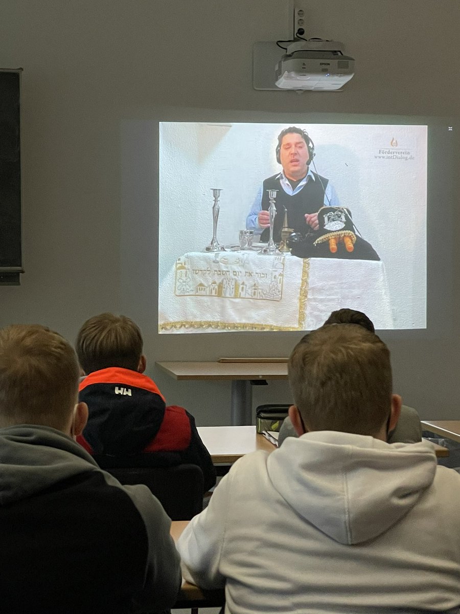 SilkeWSH's tweet photo. Wenn digital normal ist und die Welt verbindet. Besuch aus Jerusalem live in einer 8 an der Waldschule Hatten!
#twlz https://t.co/pDfxtK1gHy