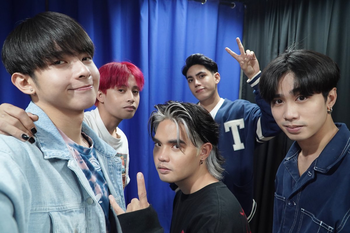 SB19Official's tweet photo. Hi A'TIN! While we’re all busy, remember to thank your friends and family for their support in these times. Here we are, strong and grateful for your continued support for us! Sana sa susunod, makasama na namin kayo in these awesome selfies #withGalaxy!

#SB19 @SamsungPH https://t.co/0DvKtuMebk