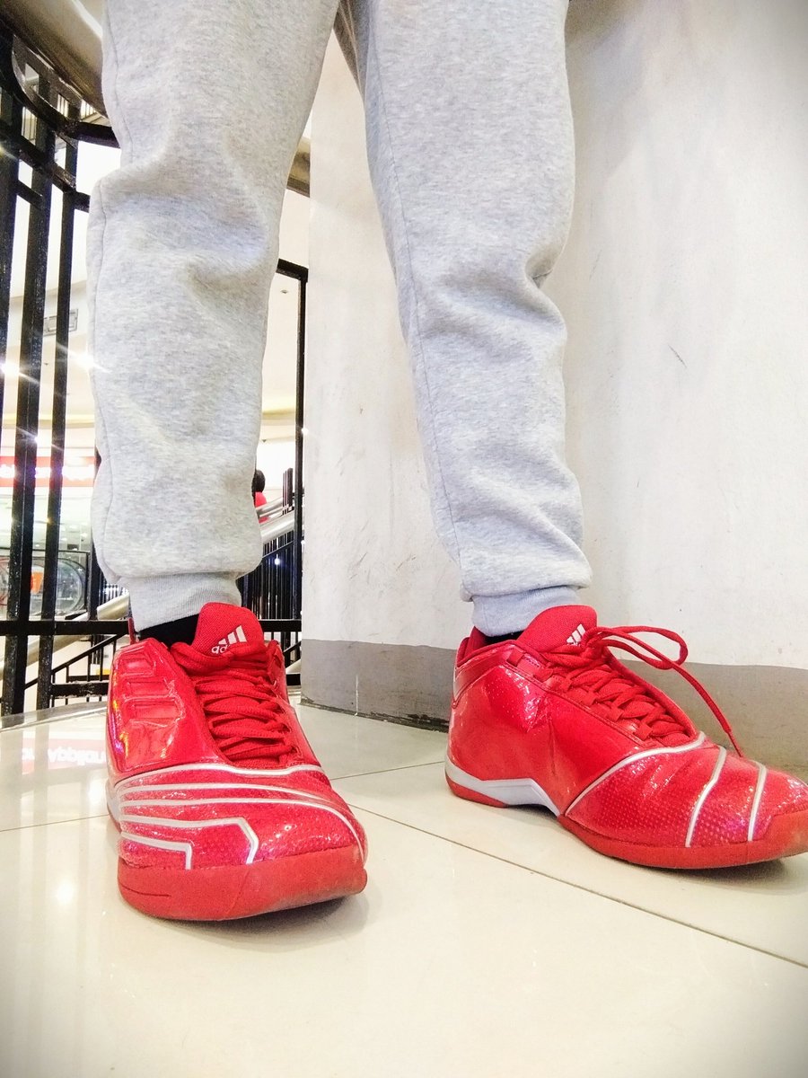 mcneilamandy's tweet photo. Red pero hindi magnanakaw.

#AdidasTMac2 https://t.co/IsHq3qYKij