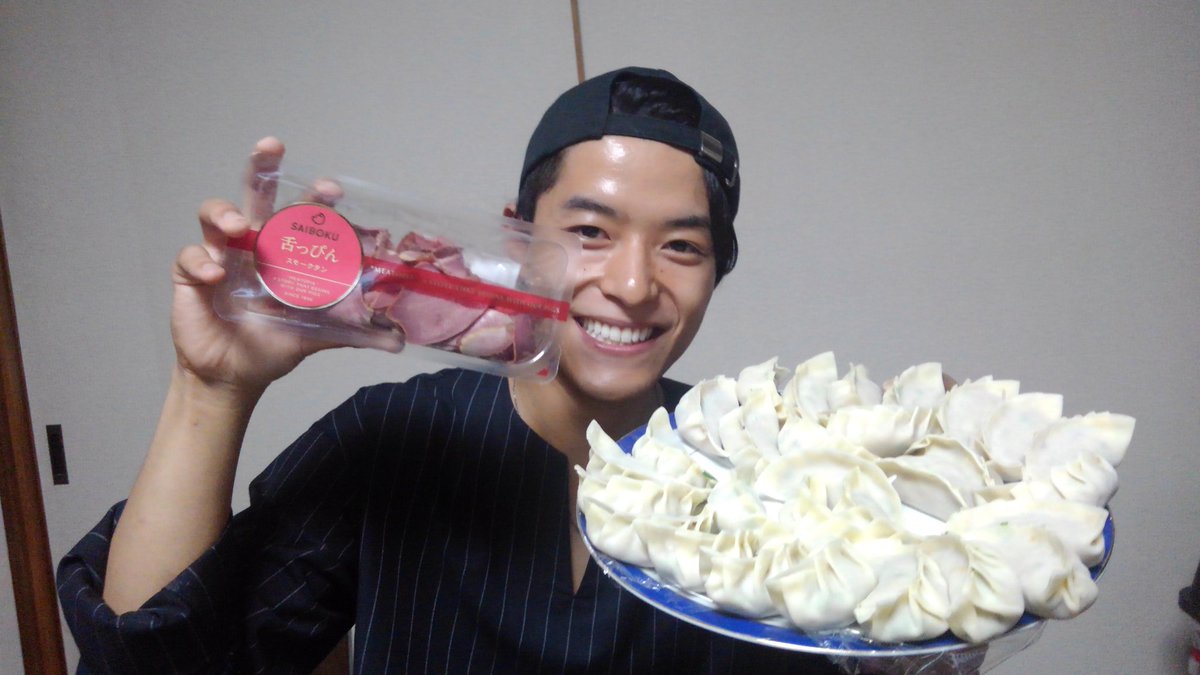 neroha3802's tweet photo. 明日の朝は忍者烈風！みてね！

写真は近日料理本を出す予定の舌っぴん。
おっと間違えたオム王子こと池田航。

＃オム王子　＃卵だらけの癒しレシピ

＃忍者烈風　＃ネロハ　＃Ｌ４ https://t.co/93pGpY58yJ