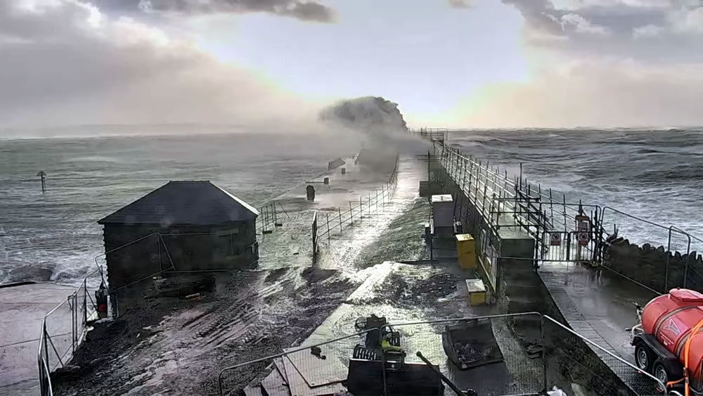 webcamsmap's tweet photo. stormy seas this morning at @PorthcawlRNLI https://t.co/lJ0mofb9yf @RNLI https://t.co/vmSm5apBJD