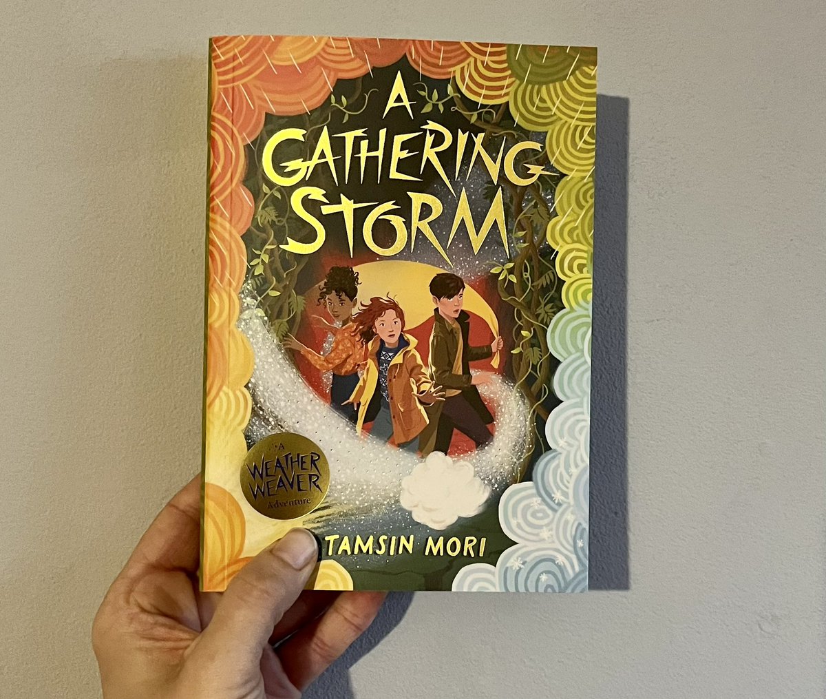 Another apt read to enjoy during #StormEunice! #AGatheringStorm by <a href="/MoriTamsin/">Tamsin Mori</a> - As weather weavers from over the globe come together to trade magic &amp; stories, Stella &amp; Nimbus can’t wait to experience the Gathering. But they’re in for a frosty welcome. #DavidDean