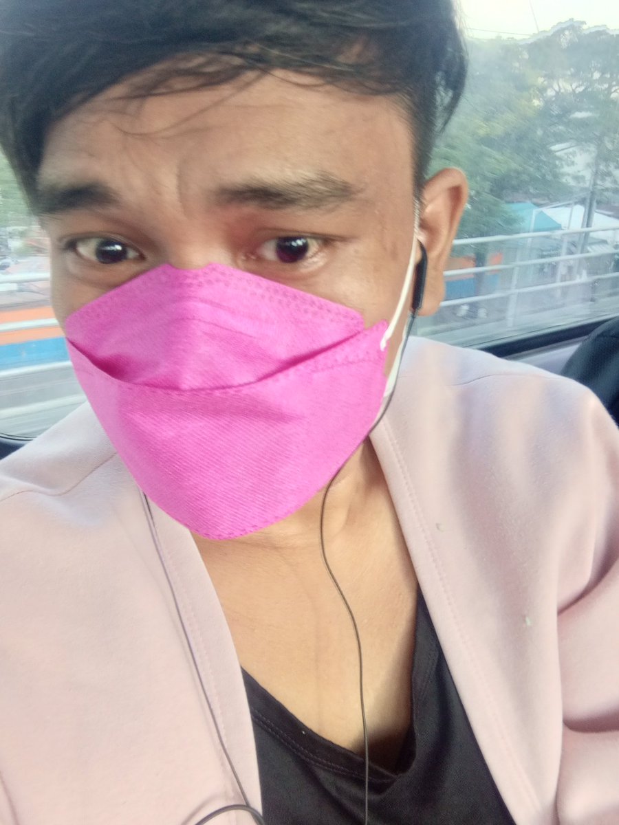 R13JDC2's tweet photo. Office ghorl ka hahaha gala una kht walang anda at dyowa hahaha happy weekend guys #happypink https://t.co/FGcWlnlLx7