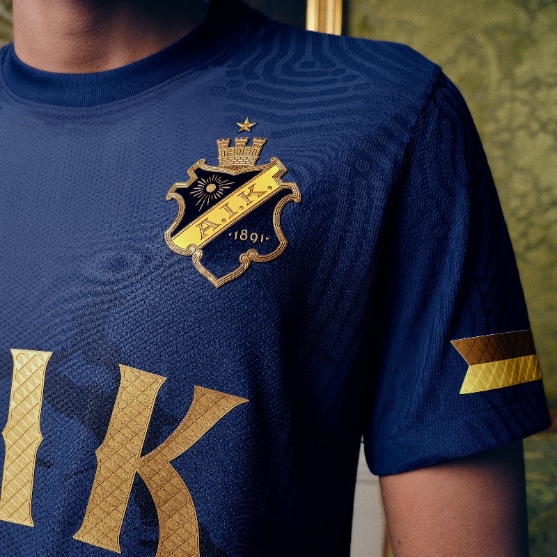 AIKfotboll's tweet photo. Stockholmskartan över bröstet guidar oss rätt. Kronan i nacken visar att vi bär huvudet högt. En djupblå färg, precis som i vårt crest. AIK Royal Edition har kärlek i detaljerna.

Släpps 25.02.22 kl 10. 

#aikroyaledition