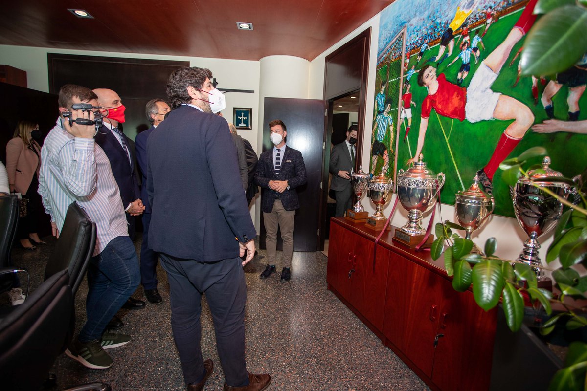 ffrm_es's tweet photo. 👥  𝐋𝐀 𝐕𝐈𝐒𝐈𝐓𝐀:

📸 La visita institucional de @LopezMirasF y Luis Rubiales en #4Fotos. / 🔙 Antes de inaugurar la #NuevaImagenFFRM...⬇ https://t.co/yQuED11qRx